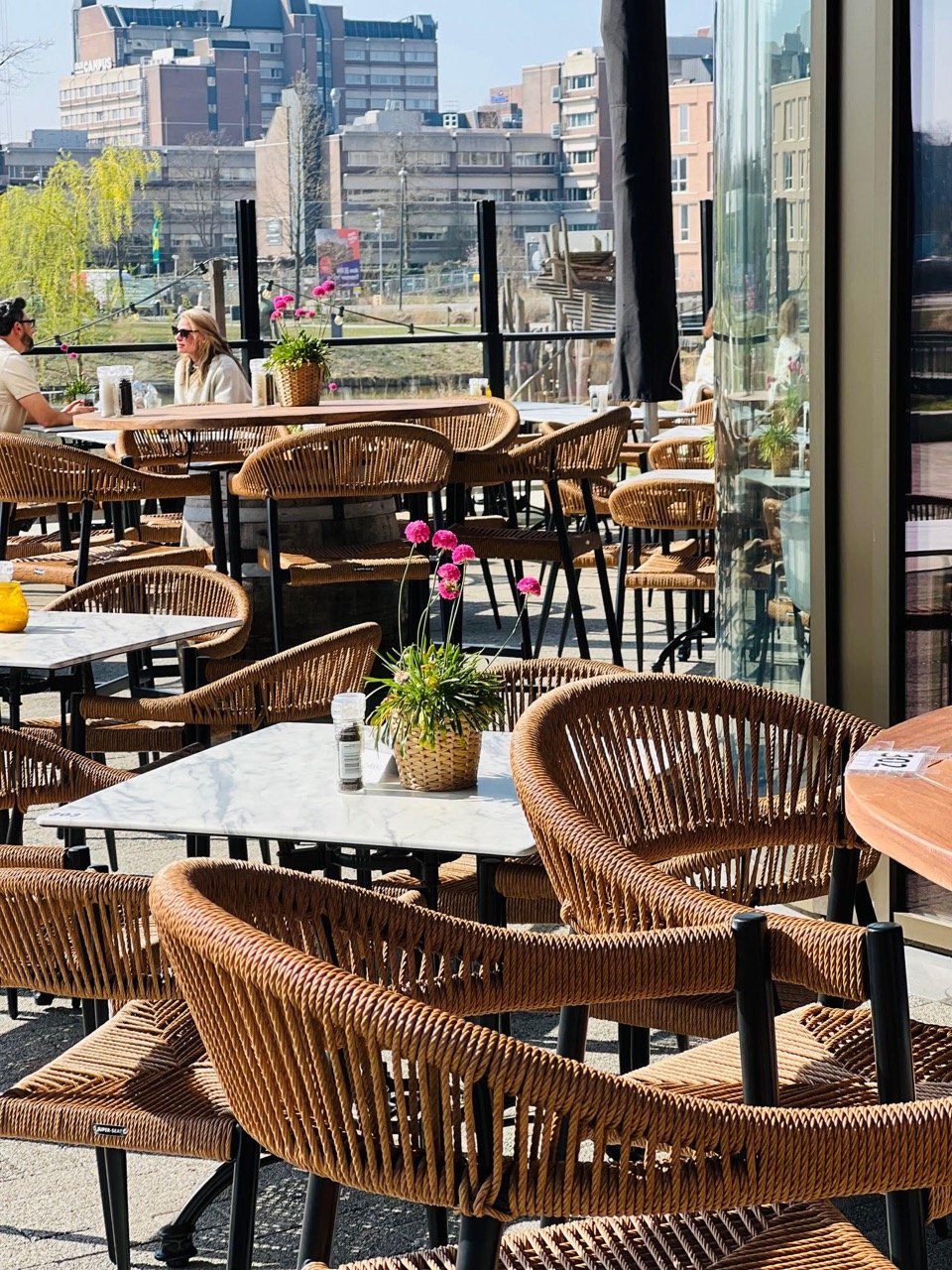 Het terras van Lola's in Holland Park Diemen