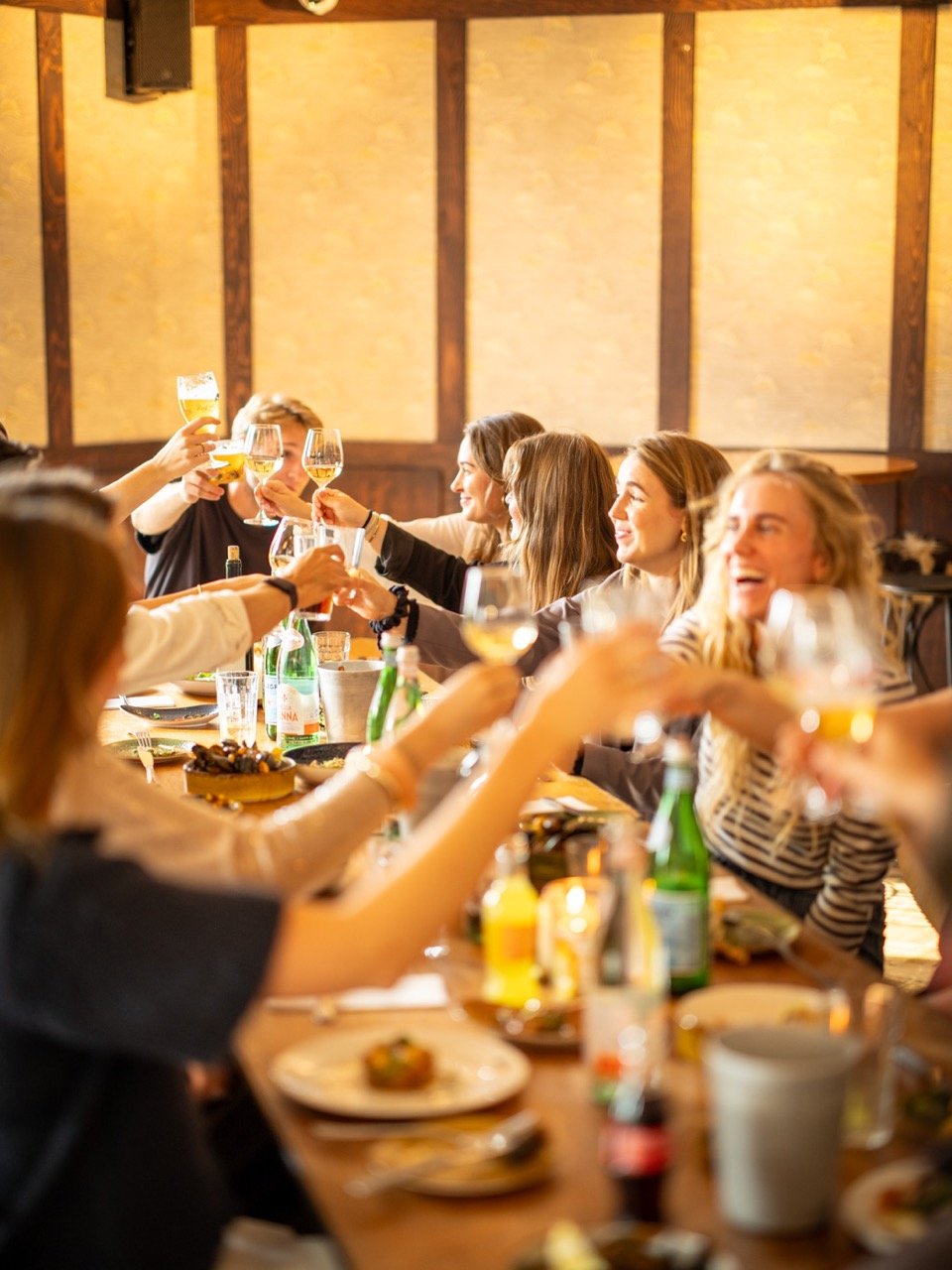 Kerstdiner shared dining aan één lange tafel bij Lola's